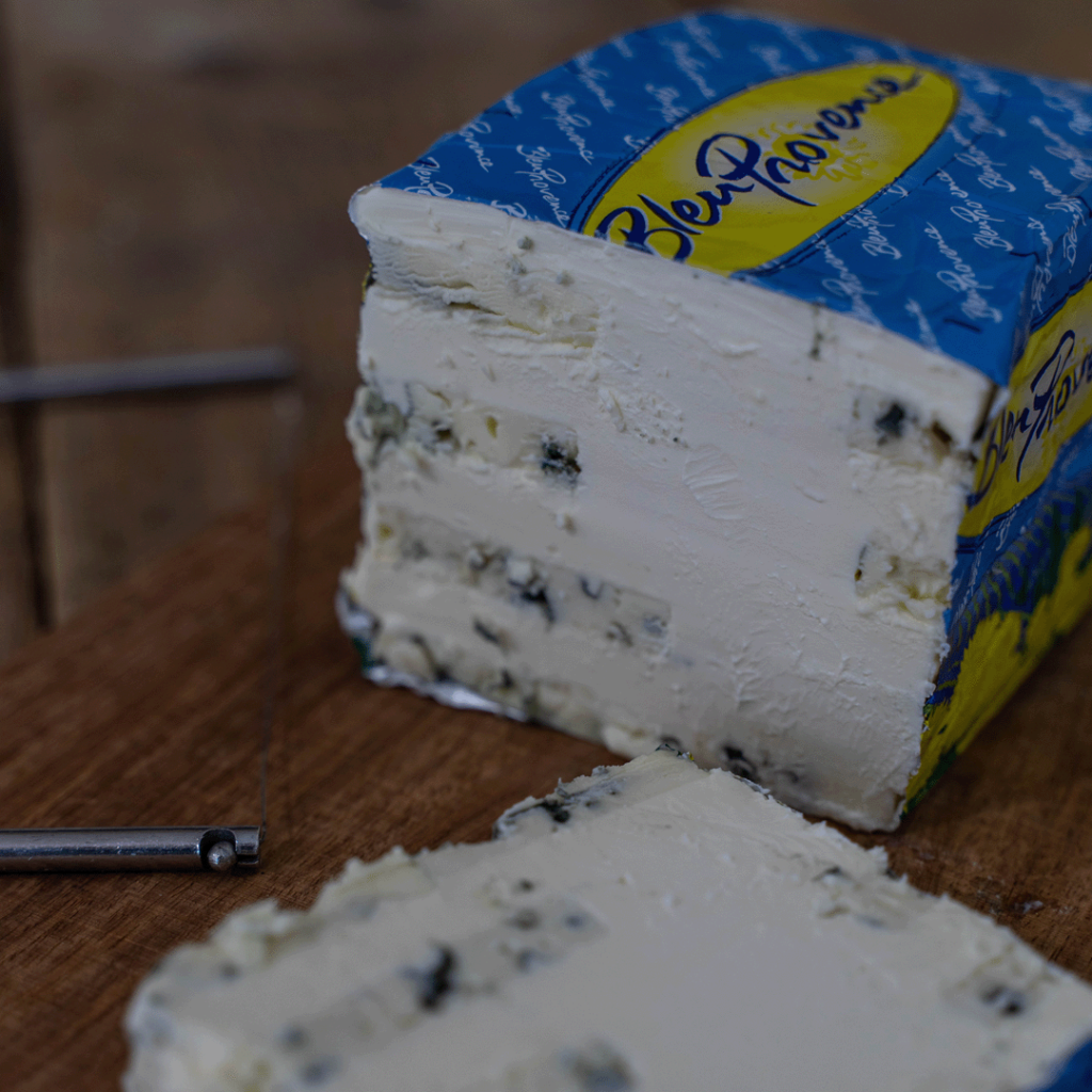 Le Bleu Provence est une création fromagère que l'on peut classer parmi les pâtes persillées, fabriquée avec du Roquefort et du Mascarpone