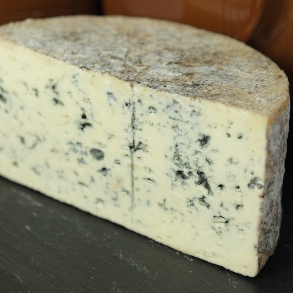 Le Bleu d'Auvergne AOP fait partie des pâtes persillées. Il est connu pour ses notes de crème et de sous-bois