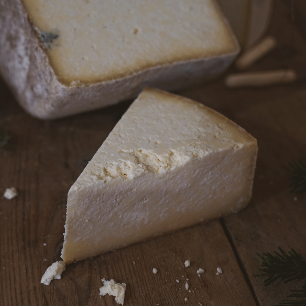 Le Bleu de Termignon fait partie des pâtes persillées, même s'il n'est pas fabriqué avec le Penicilium Roqueforti et qu'il bleuit naturellement.