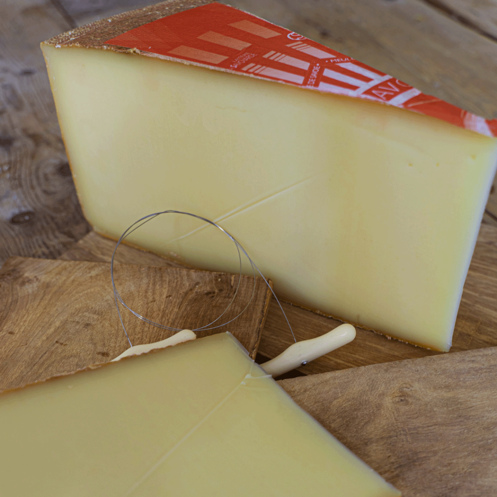 Nous fabriquons la Meule de Savoie selon la tradition des pâtes pressées cuites en Savoie