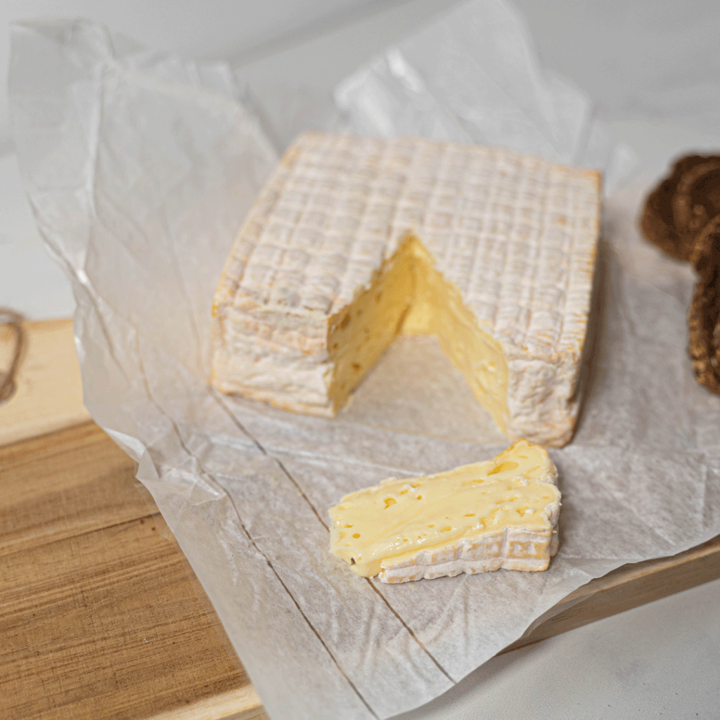 Le Pont-l'Evêque est un des fromages à pâte molle et à croûte lavée les plus connus