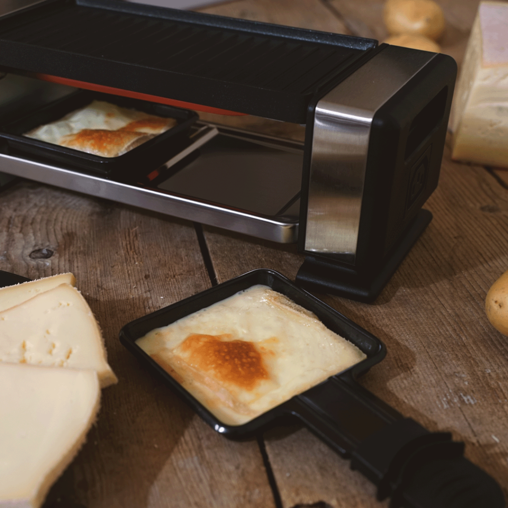 La raclette est un fromage de montagne de la famille des pâtes pressées non cuites