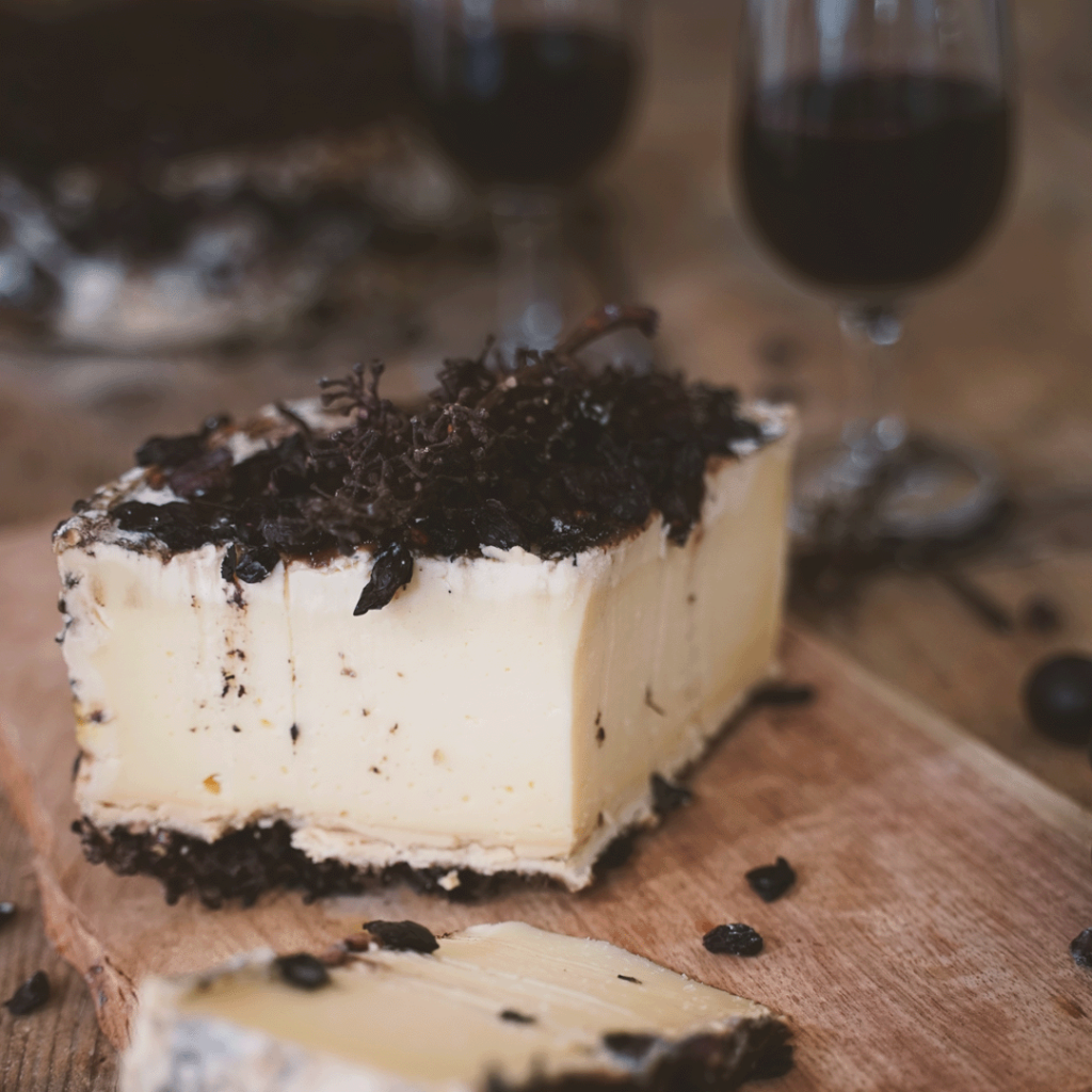 La tomme au marc est un fromage issu des pâtes pressées non cuites, affiné avec du moût de raisin.