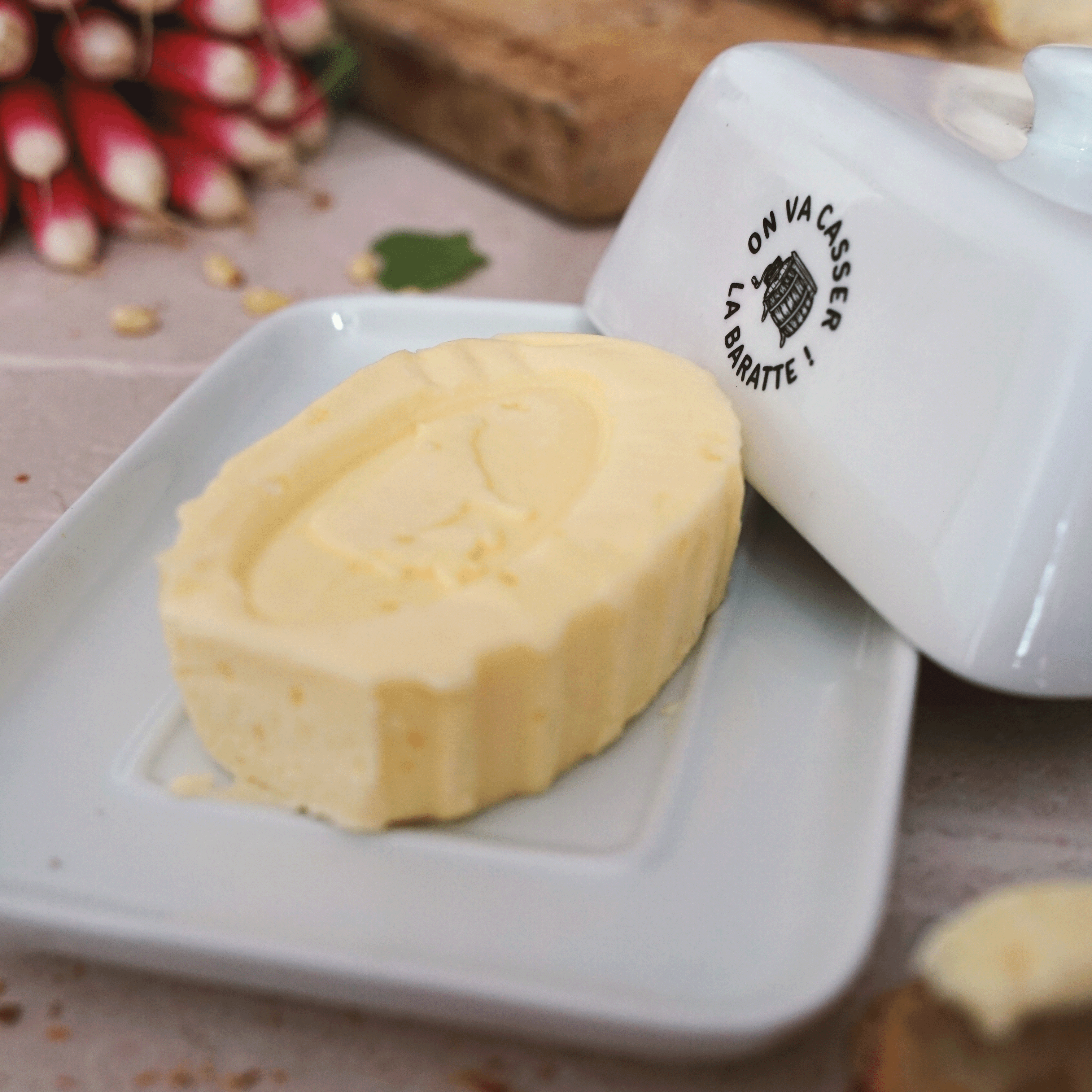 Le beurre cru est fabriqué à partir de crème crue, et possède un goût riche. 