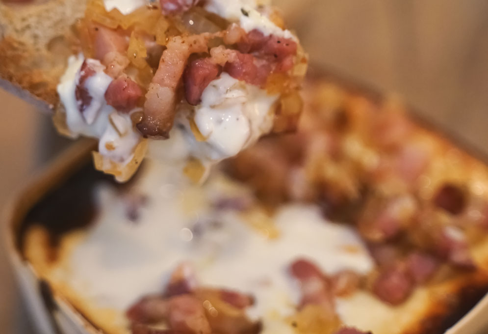Recette gourmande – Boîte chaude à rôtir, lardons & oignons