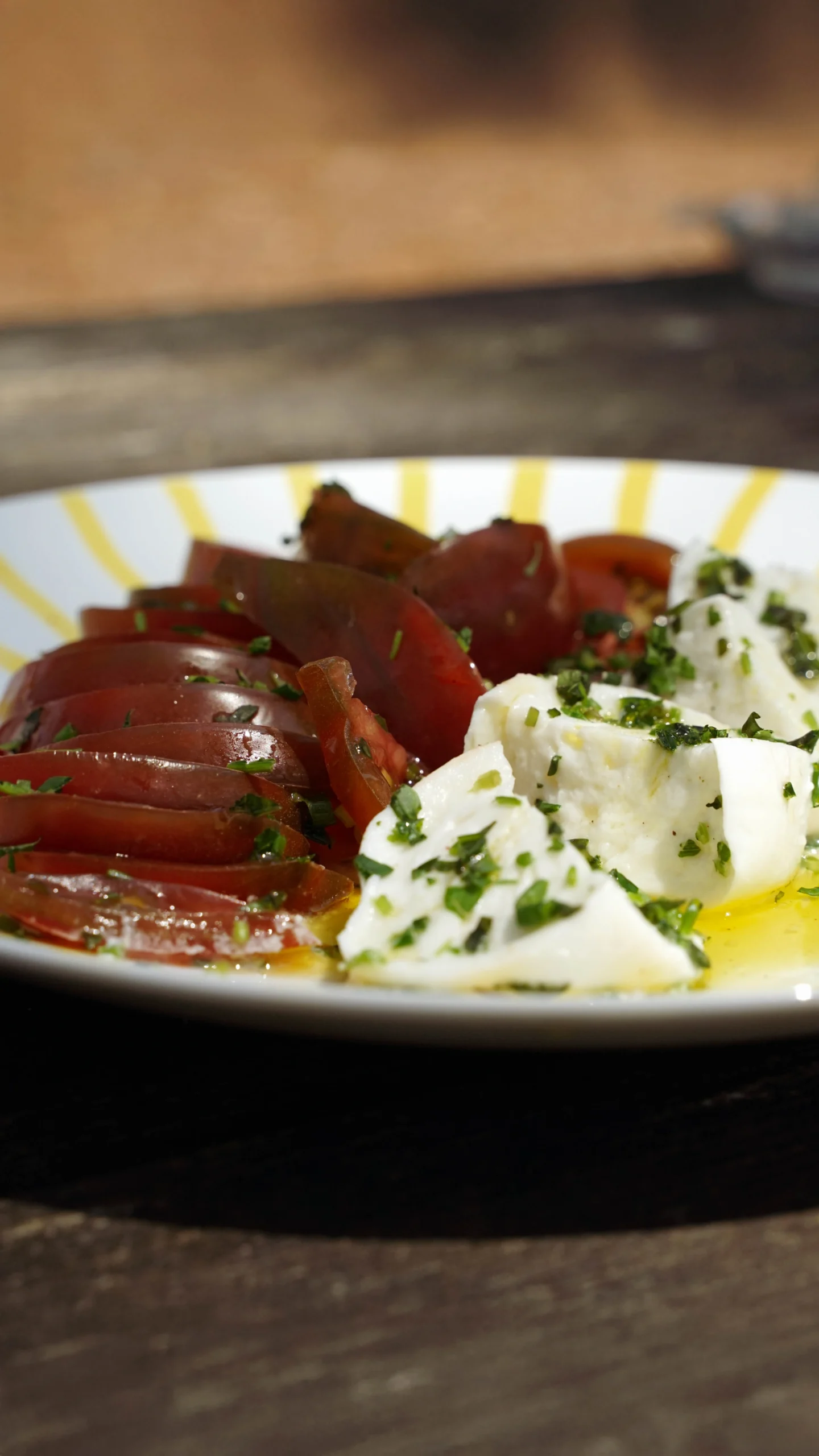 Tomate Mozzarella aux herbes fraîches