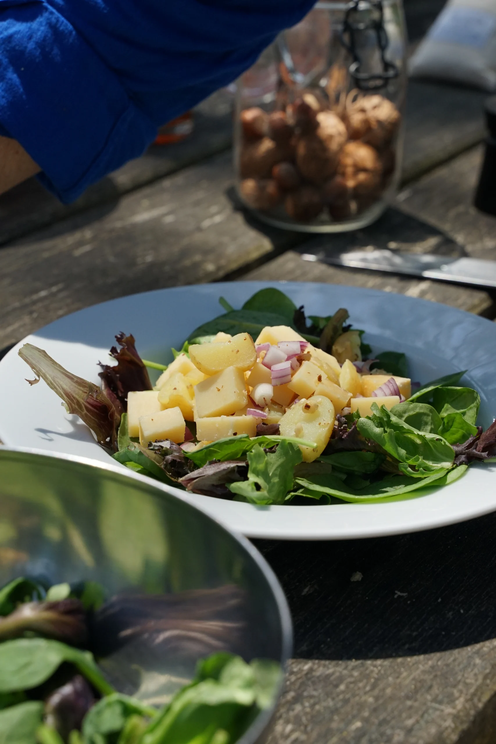 Salade de pommes de terre, jeunes pousses et Meule de Savoie