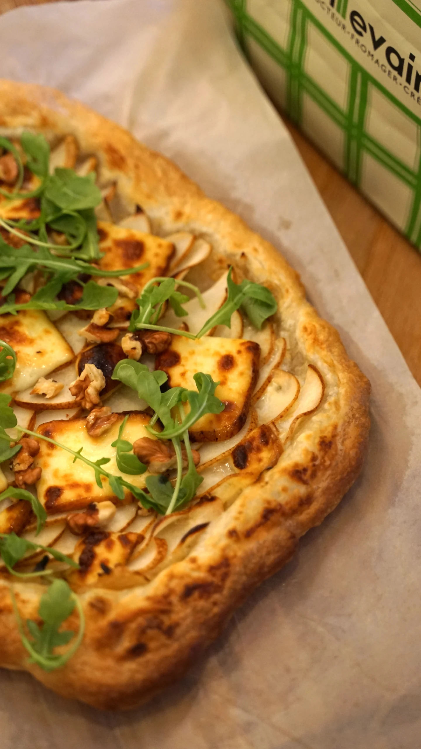 Tarte fine aux oignons confits, poires & Brun de noix